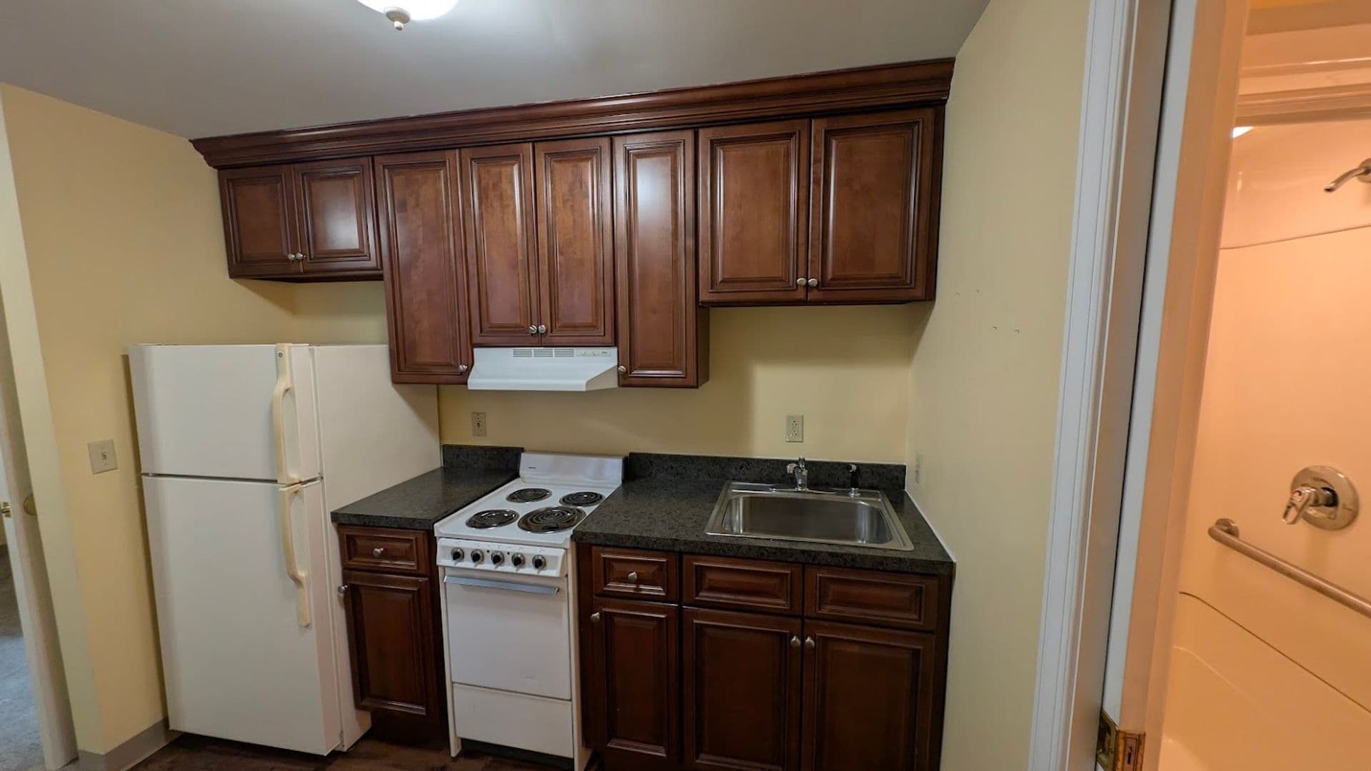 New Castle Apartment: 320 E Lincoln Ave. - Apt. #402