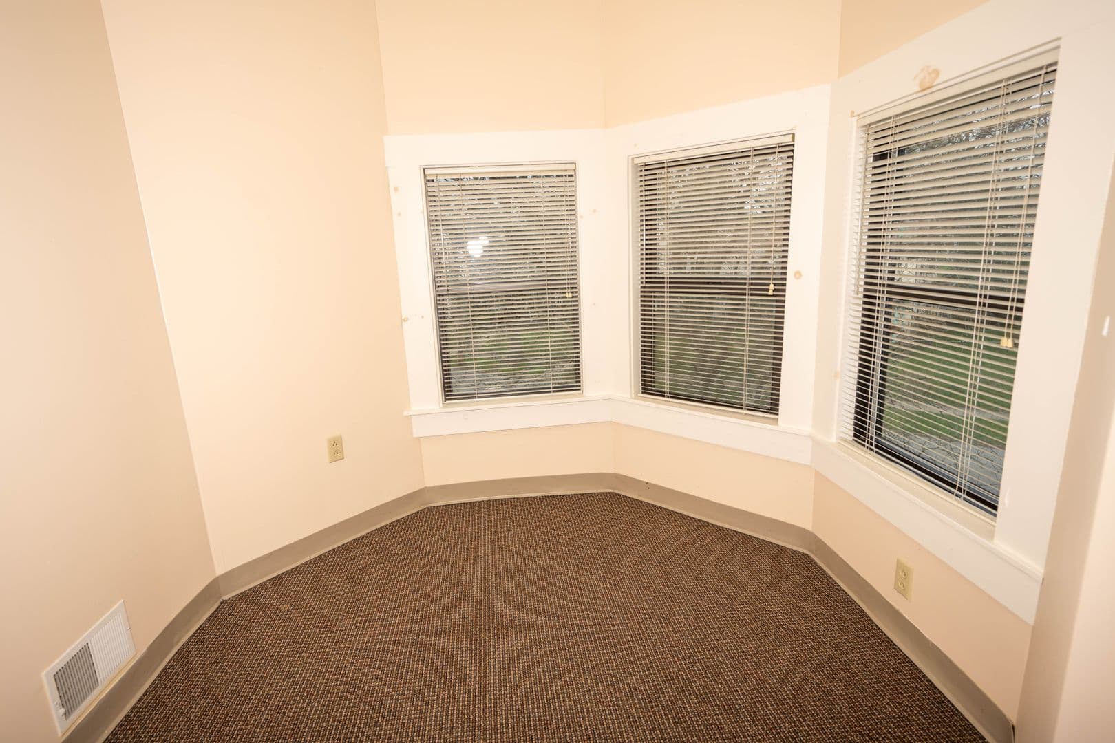 New Castle Apartment: 320 E Lincoln Ave. - Apt. #401