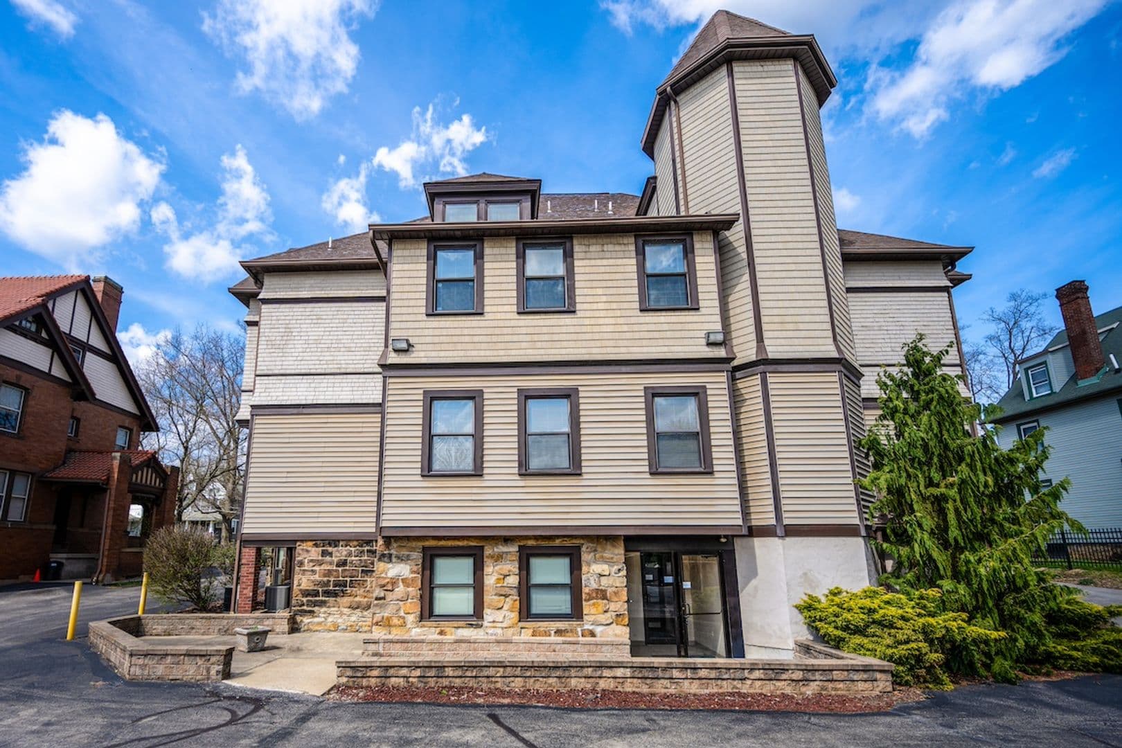 New Castle Apartment: 320 E Lincoln Ave. - Apt. #402
