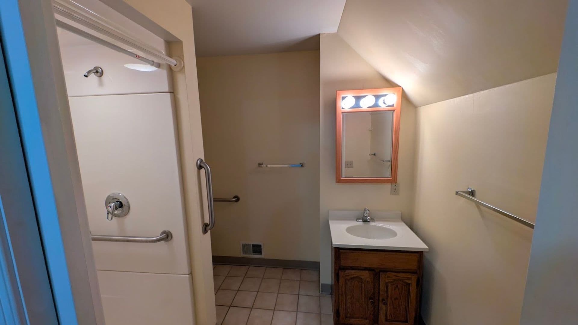 New Castle Apartment: 320 E Lincoln Ave. - Apt. #402