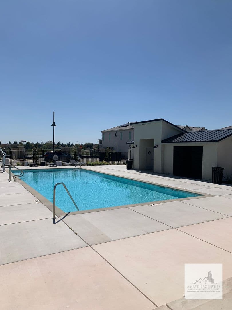 Clovis House: 490 W. Mahogany Lane