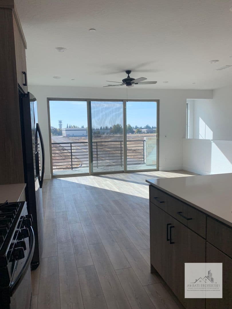 Clovis House: 490 W. Mahogany Lane