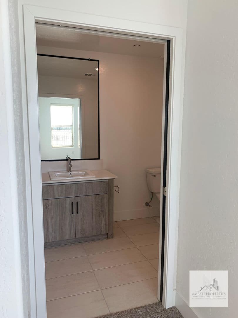 Clovis House: 490 W. Mahogany Lane