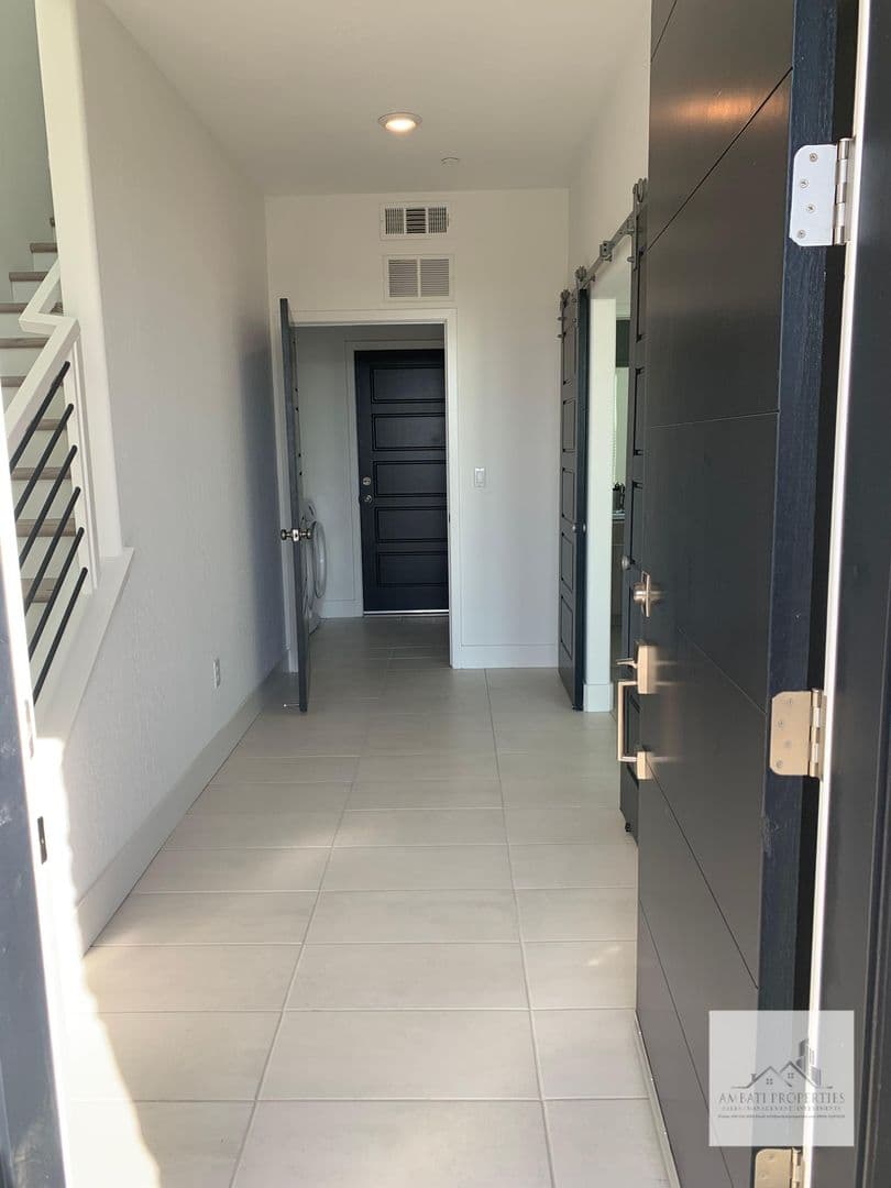 Clovis House: 490 W. Mahogany Lane