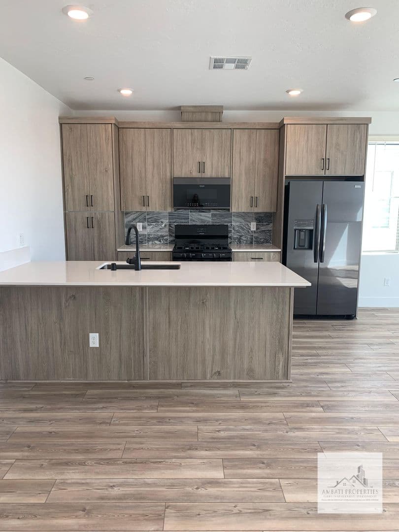 Clovis House: 490 W. Mahogany Lane