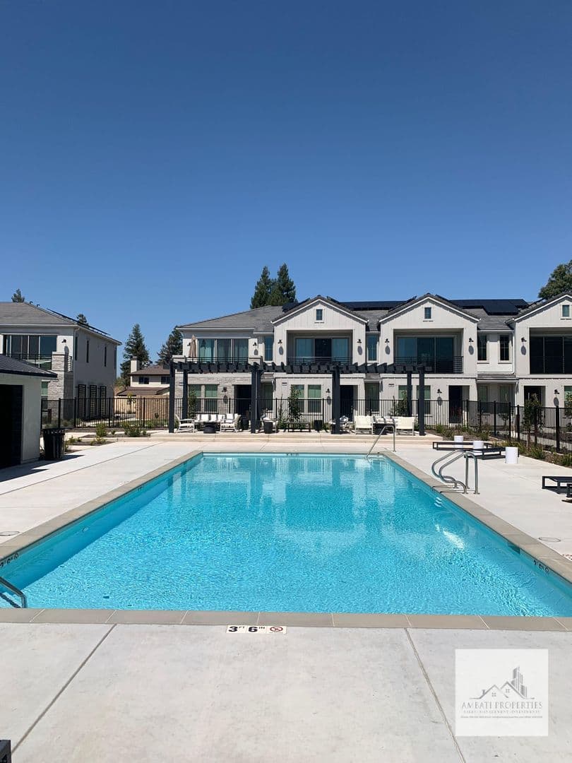 Clovis House: 490 W. Mahogany Lane
