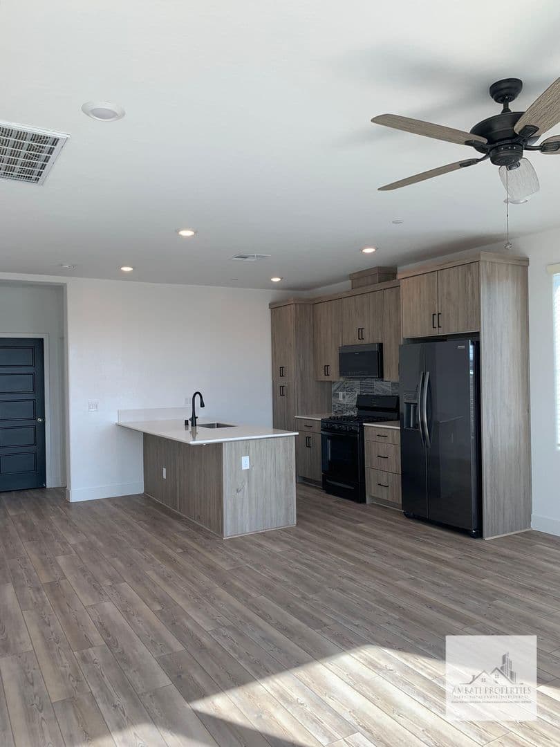 Clovis House: 490 W. Mahogany Lane