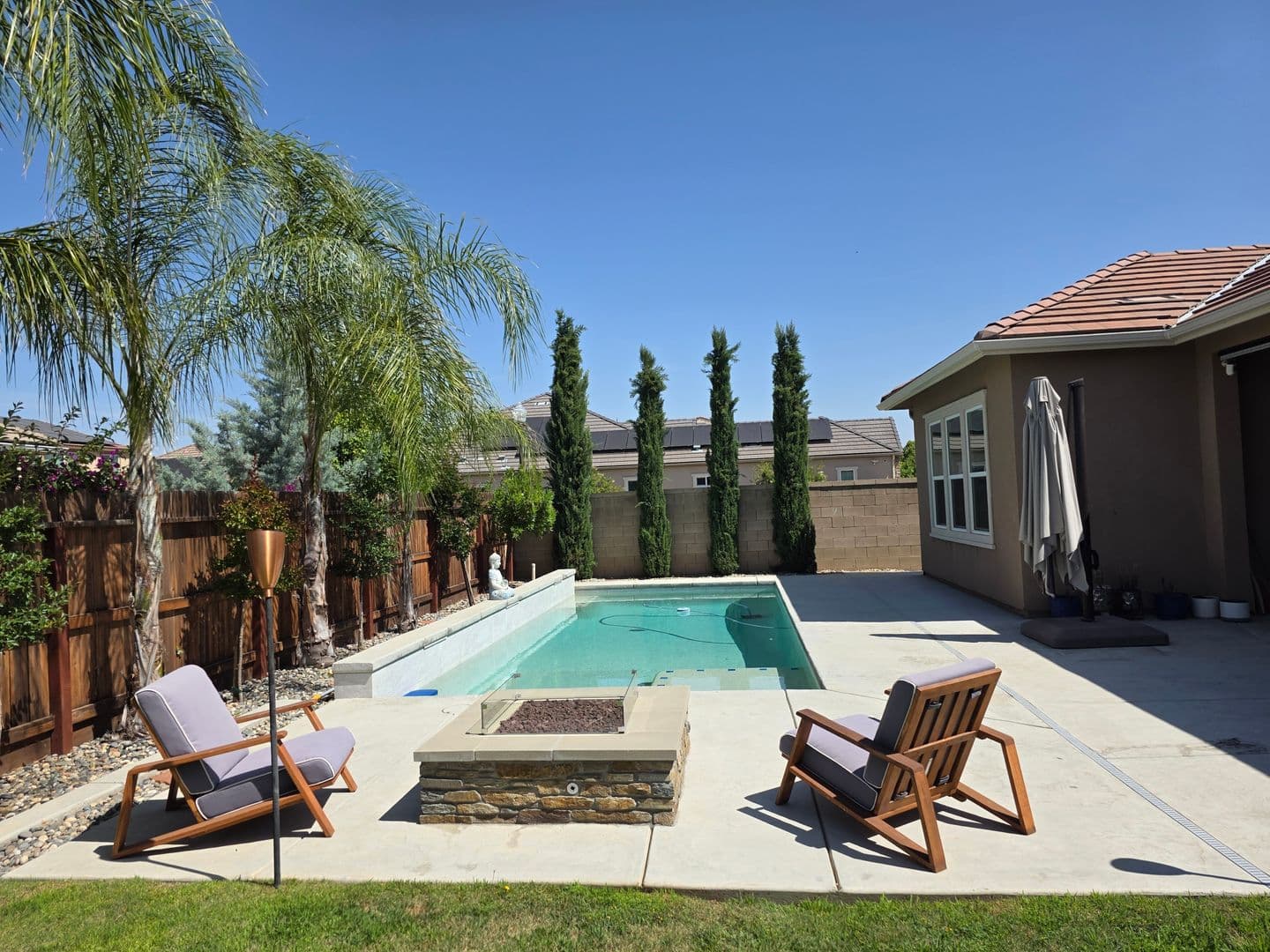 Clovis House: 1394 N. Graybark Ave