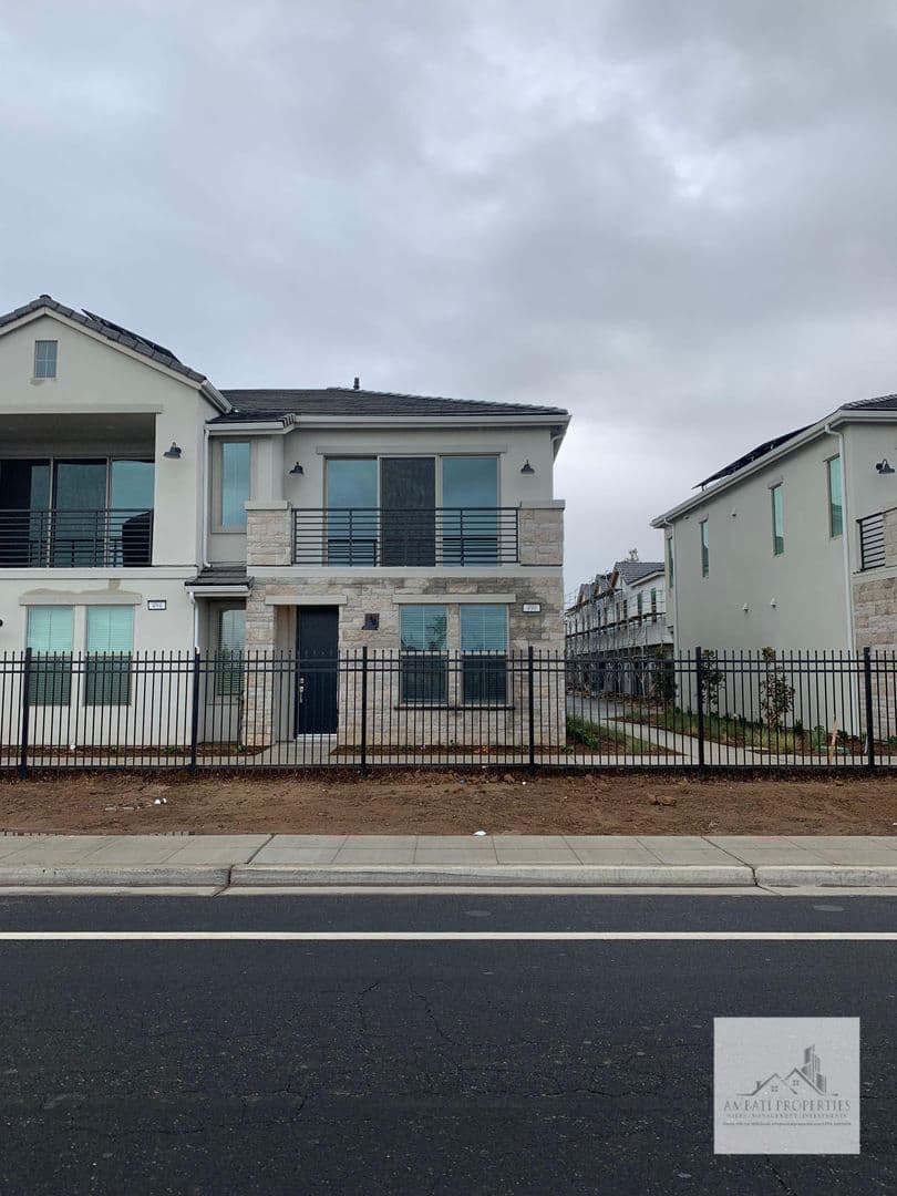 Clovis House: 490 W. Mahogany Lane