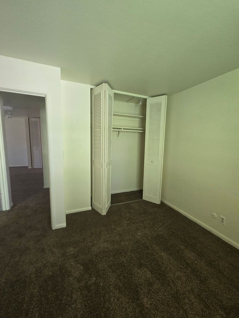Rockford Apartment: 444 Gramercy Drive