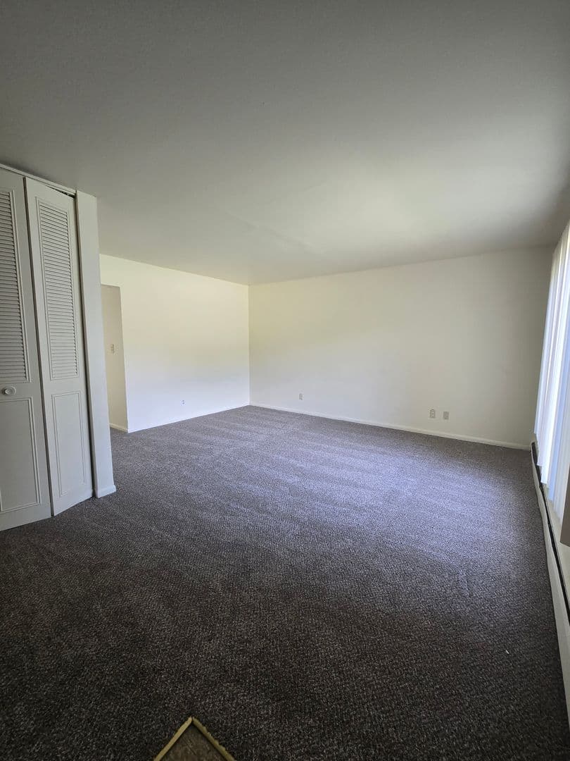 Rockford Apartment: 444 Gramercy Drive
