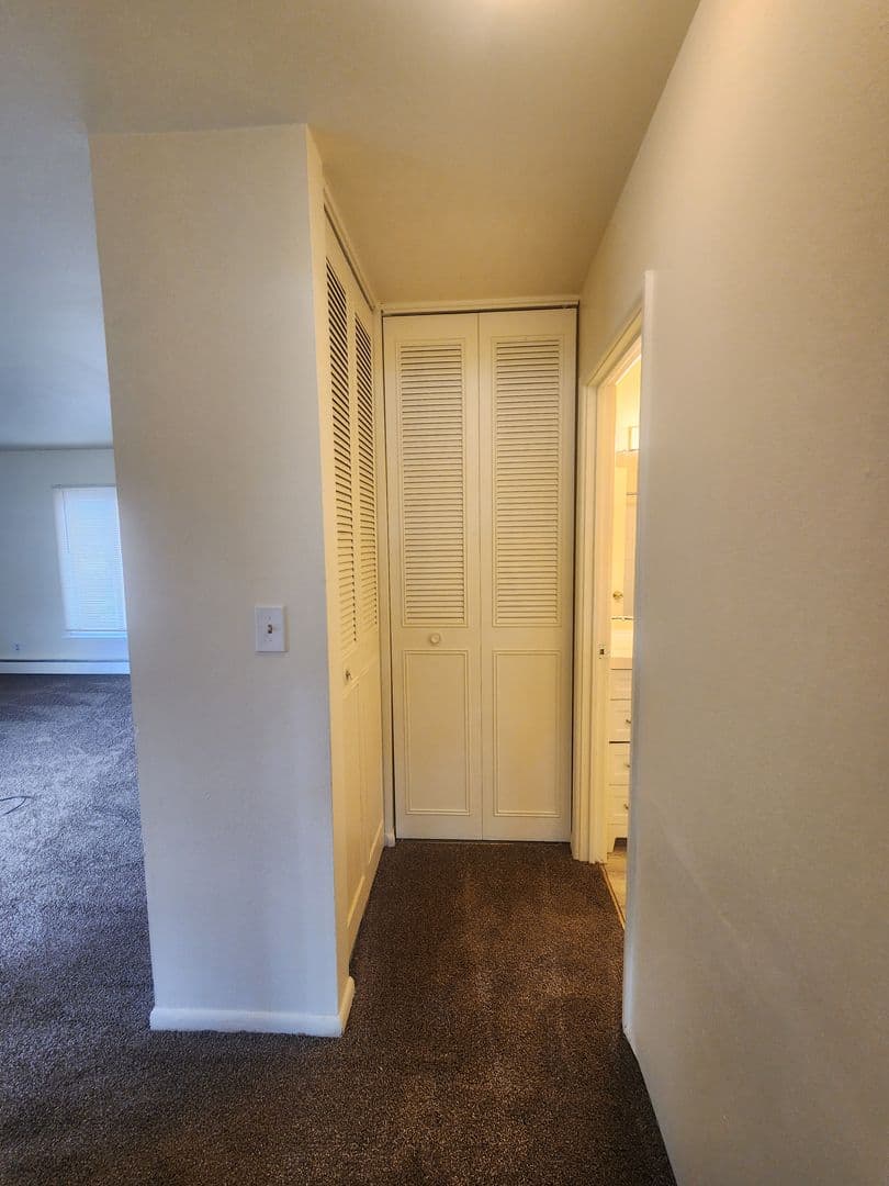 Rockford Apartment: 444 Gramercy Drive