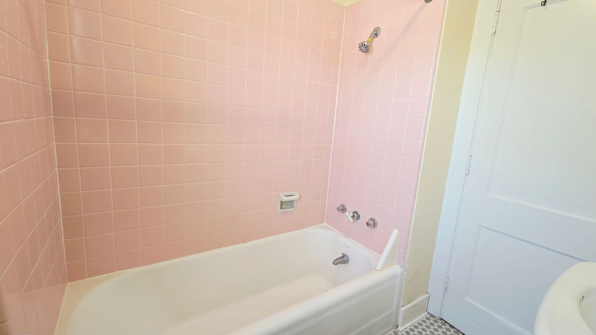 Rockford Apartment: 939 N Church St