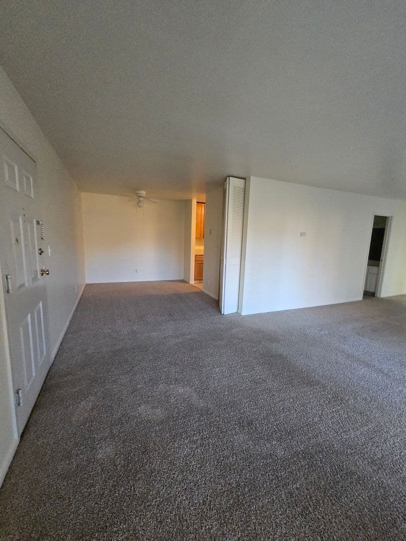 Rockford Apartment: 444 Gramercy Drive