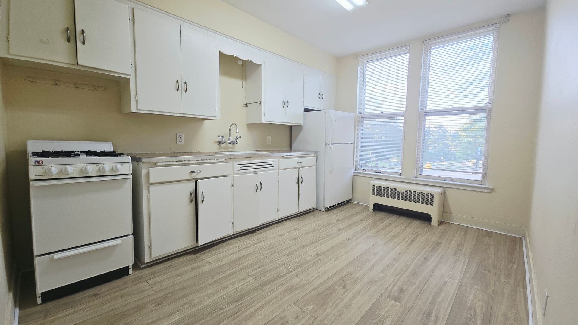 Rockford Apartment: 1904 N Main St