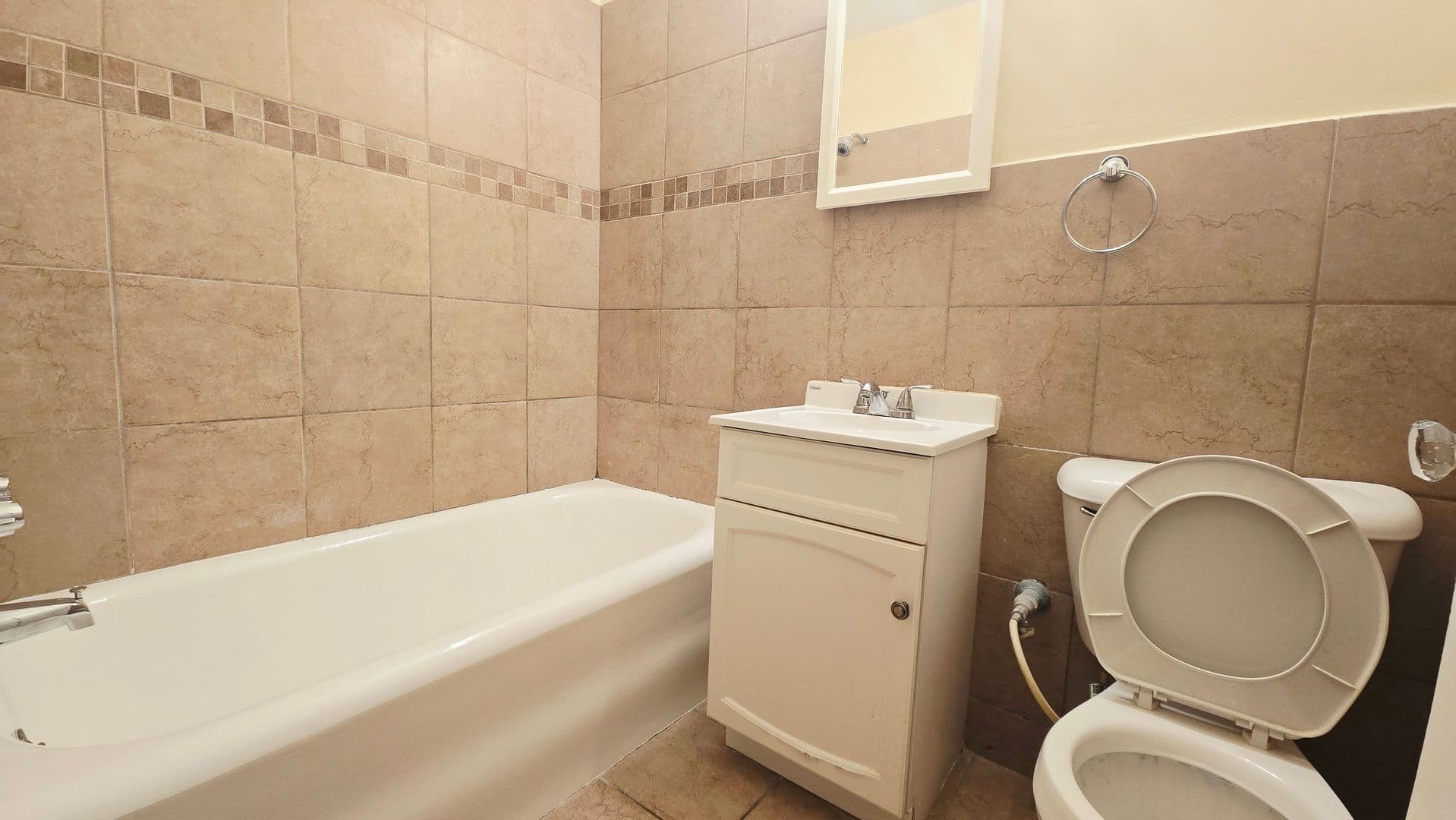 Rockford Apartment: 529 N Main St