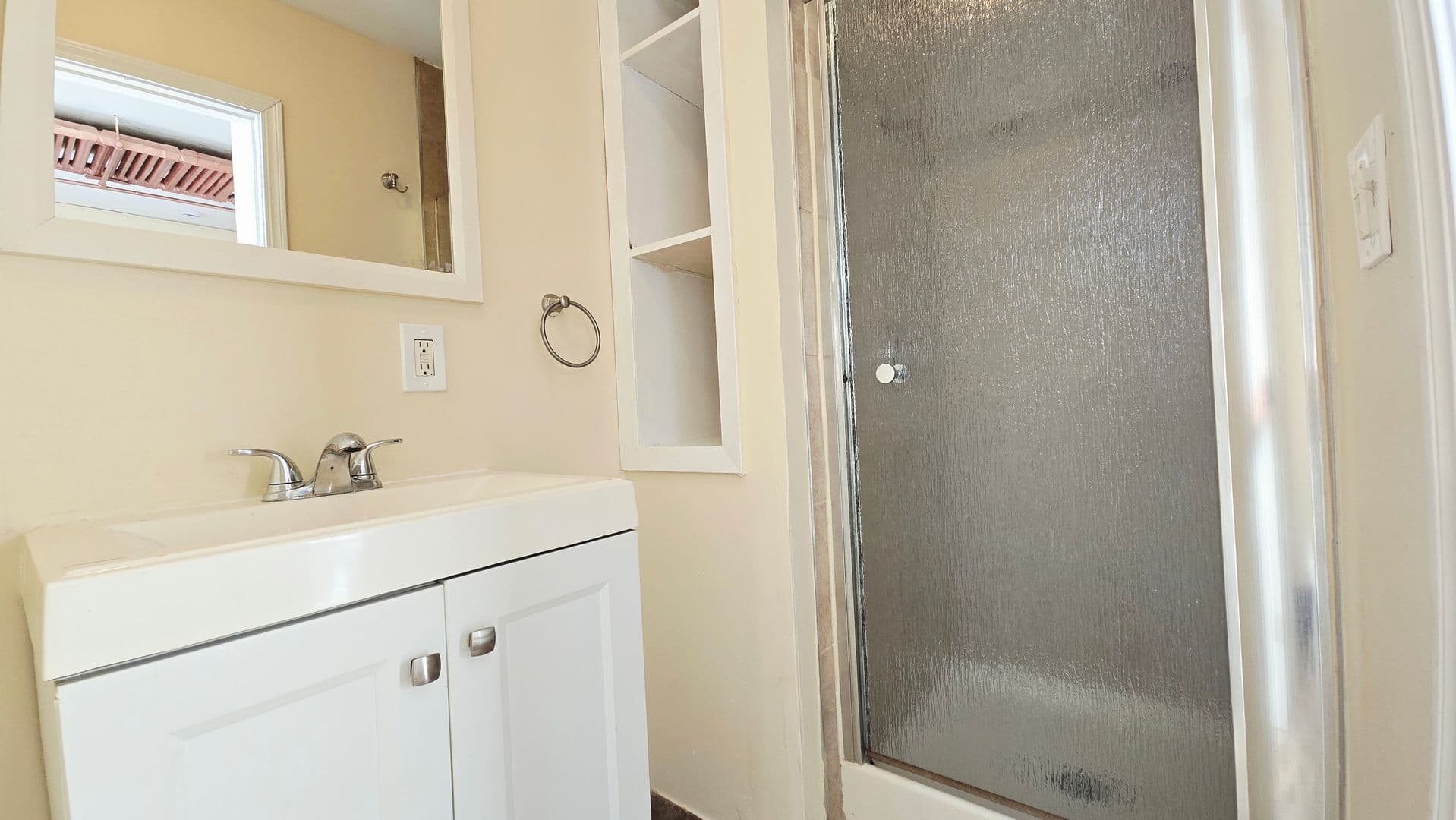 Rockford Apartment: 529 N Main St