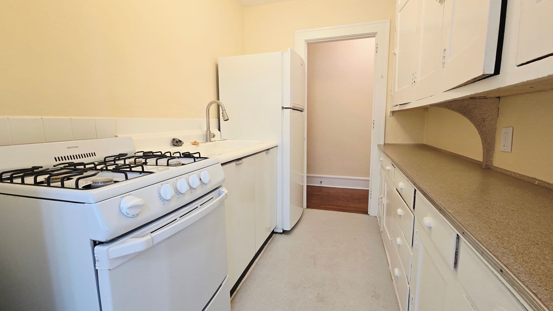Rockford Apartment: 939 N Church St