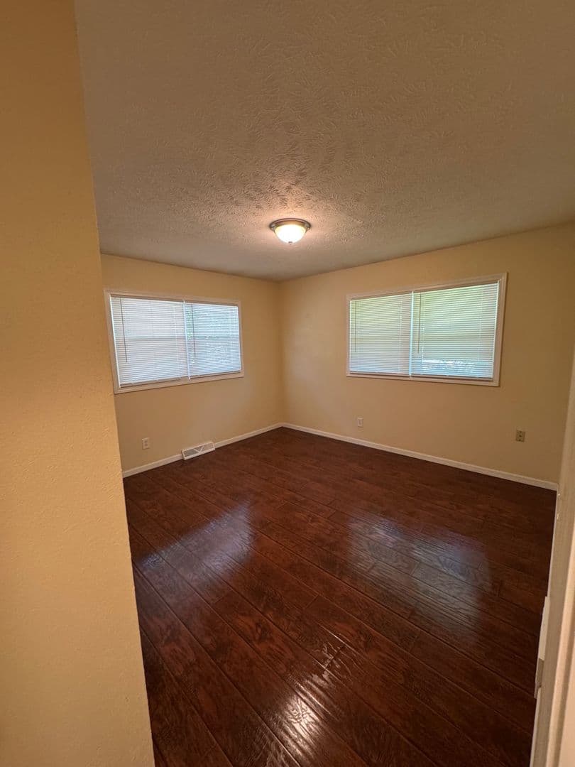 Rockford Apartment: 1707 School St