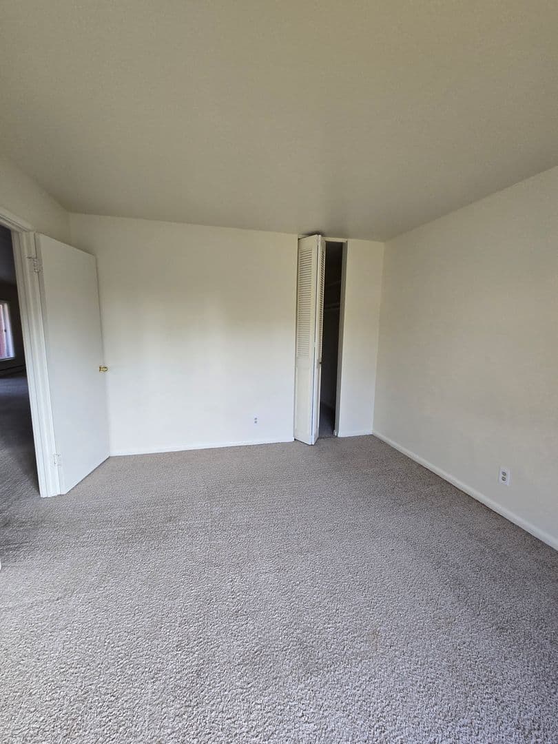 Rockford Apartment: 444 Gramercy Drive