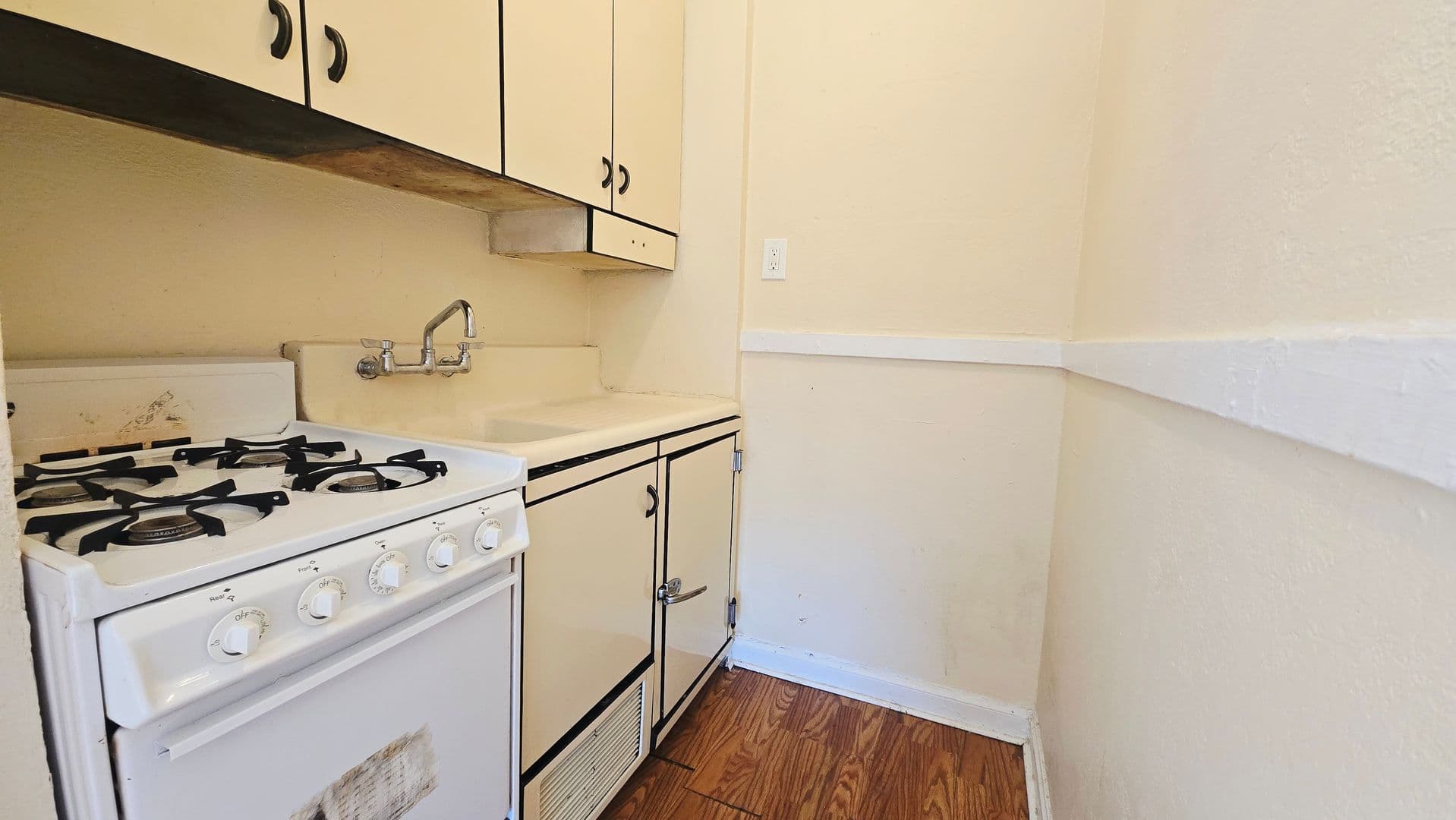Rockford Apartment: 2130 Auburn St