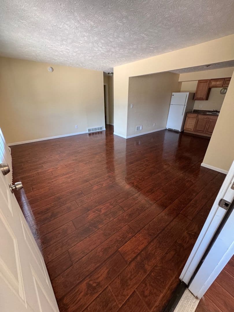 Rockford Apartment: 1707 School St