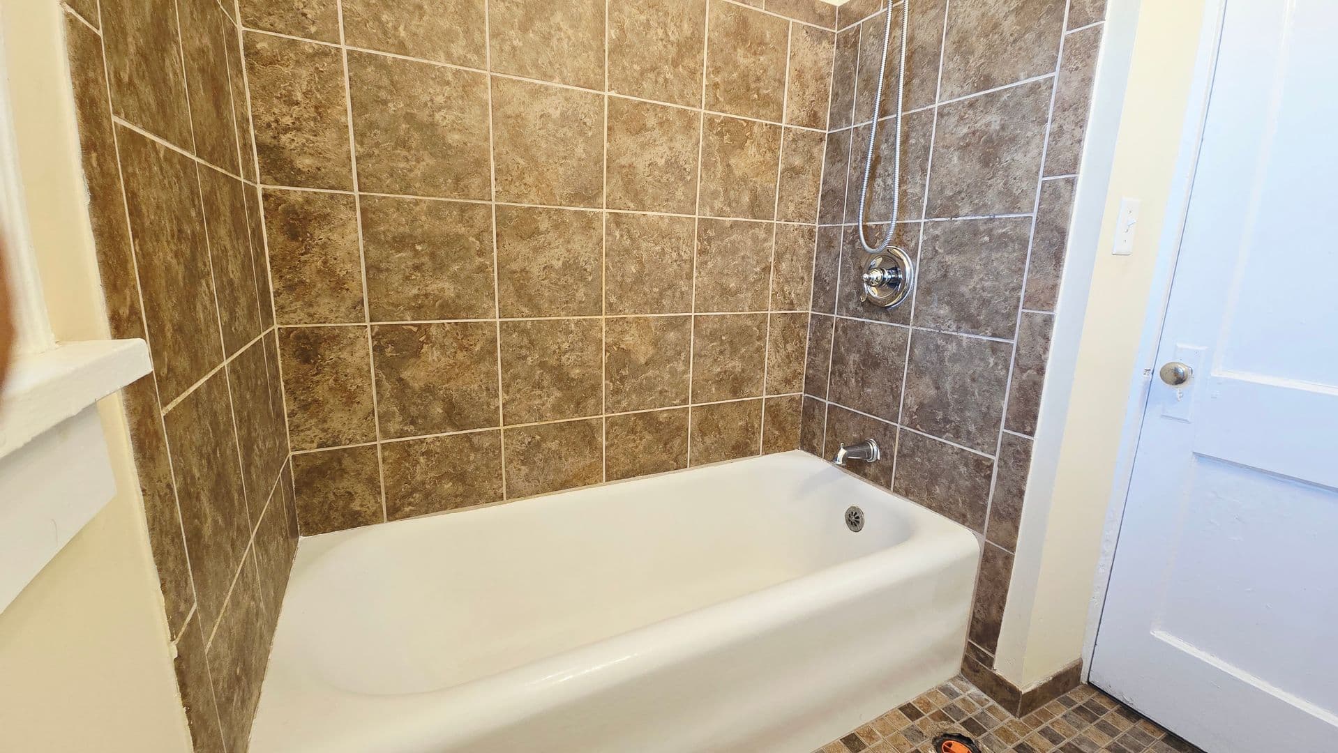Rockford Apartment: 222 N 5th St