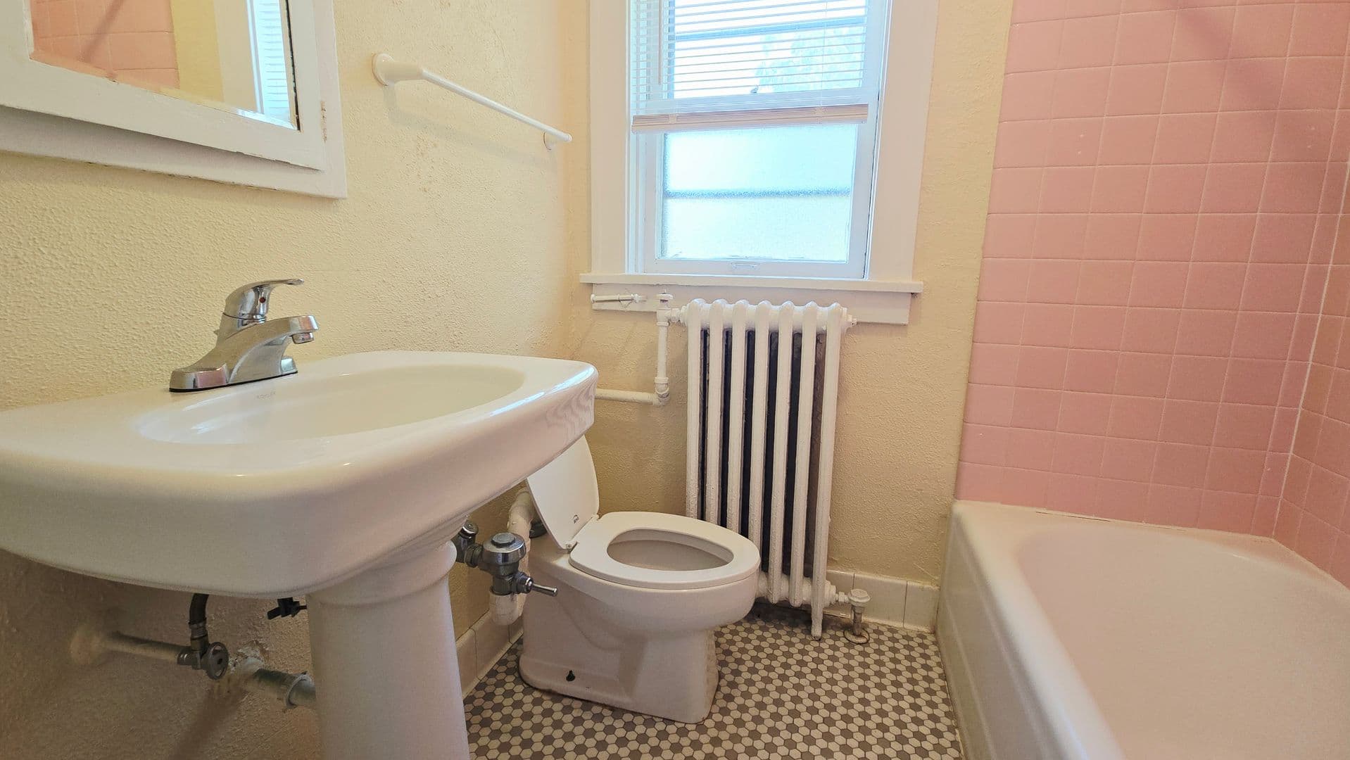 Rockford Apartment: 939 N Church St