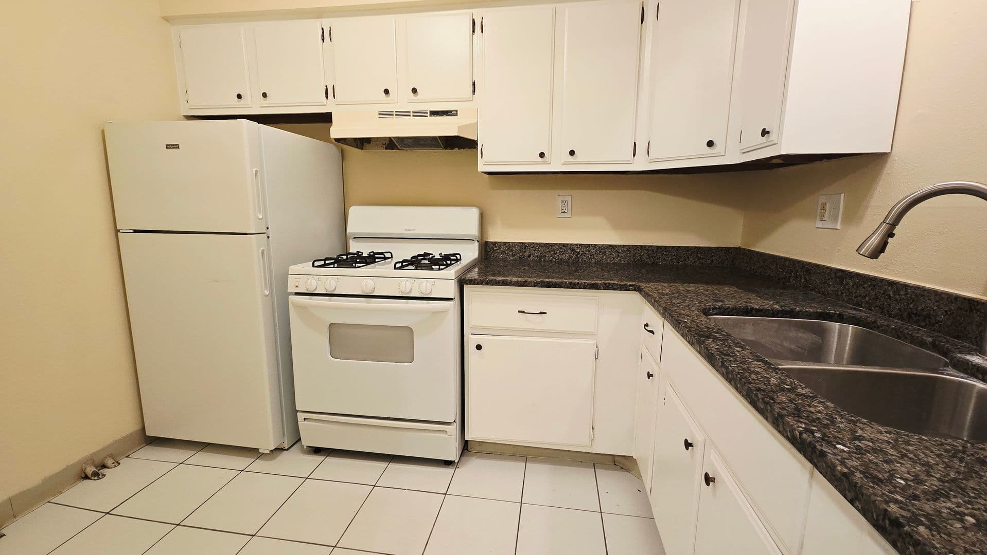 Rockford Apartment: 3627-3631 N Rockton Ave