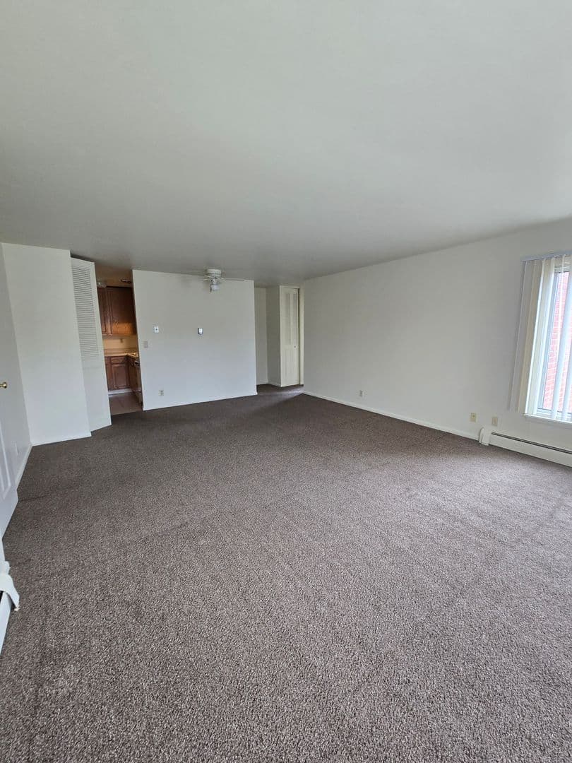 Rockford Apartment: 444 Gramercy Drive