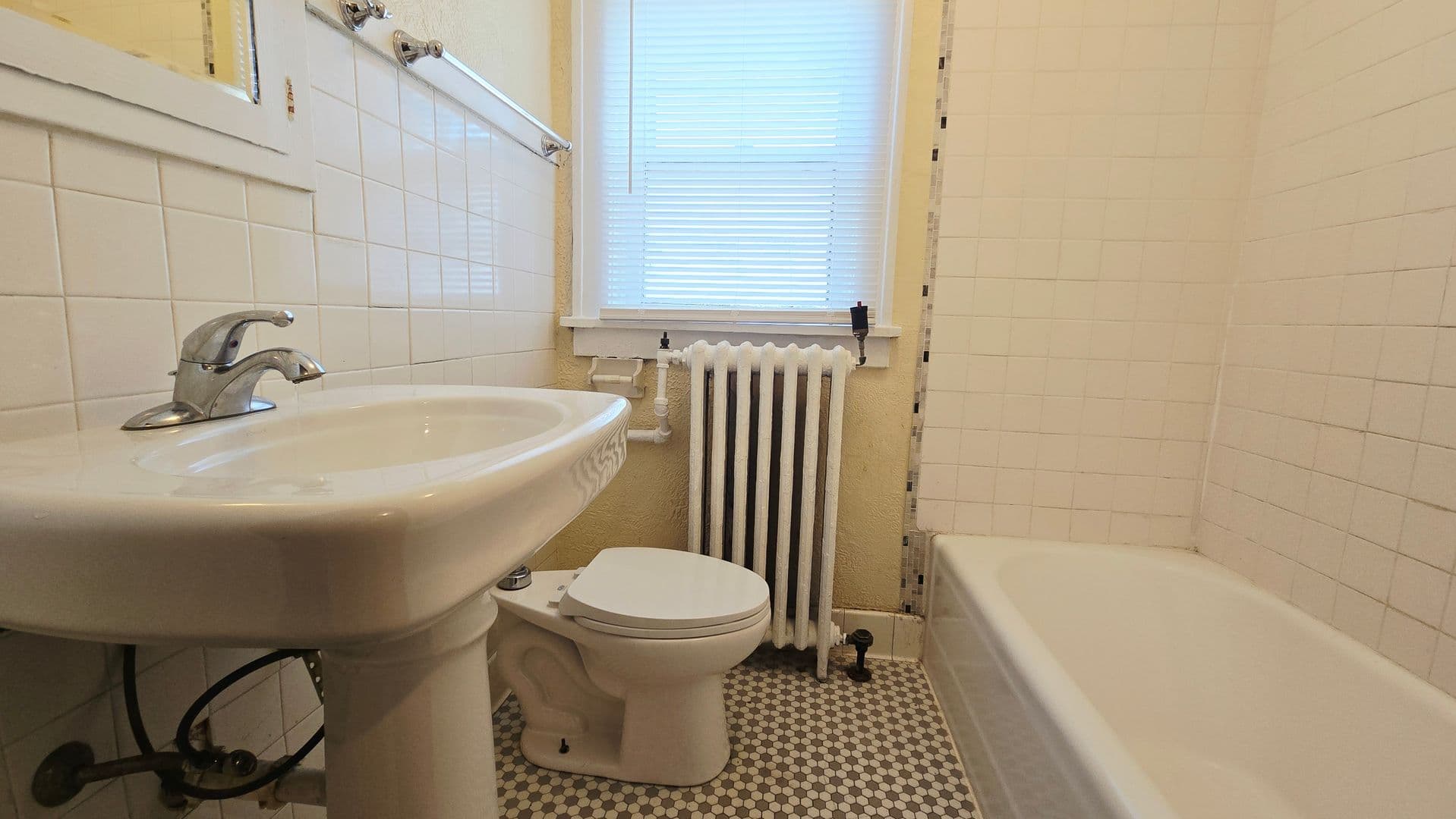 Rockford Apartment: 939 N Church St