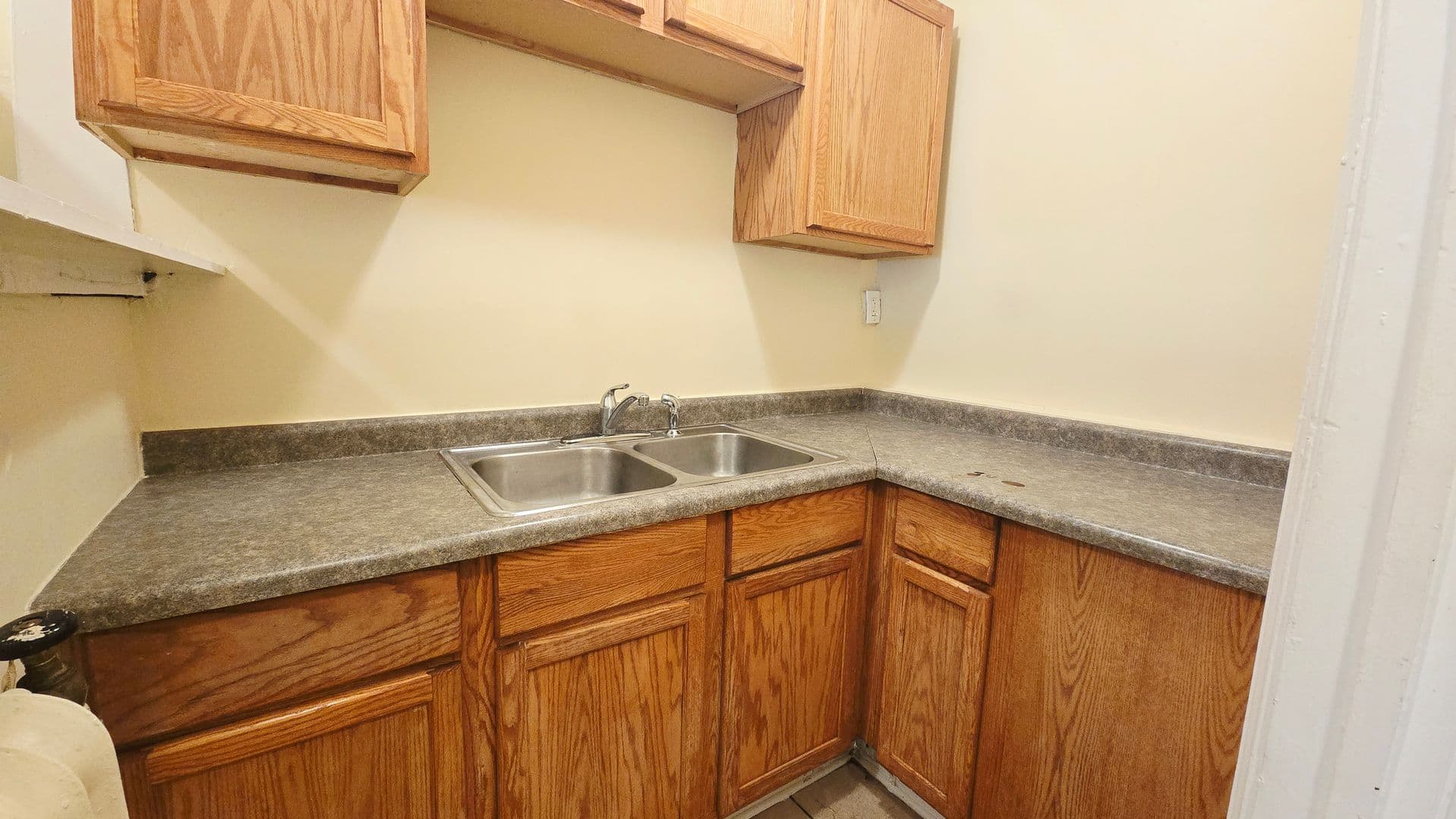 Rockford Apartment: 529 N Main St