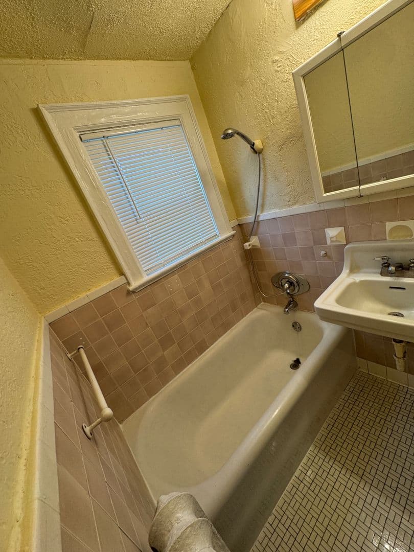 Rockford Apartment: 529 N Main St