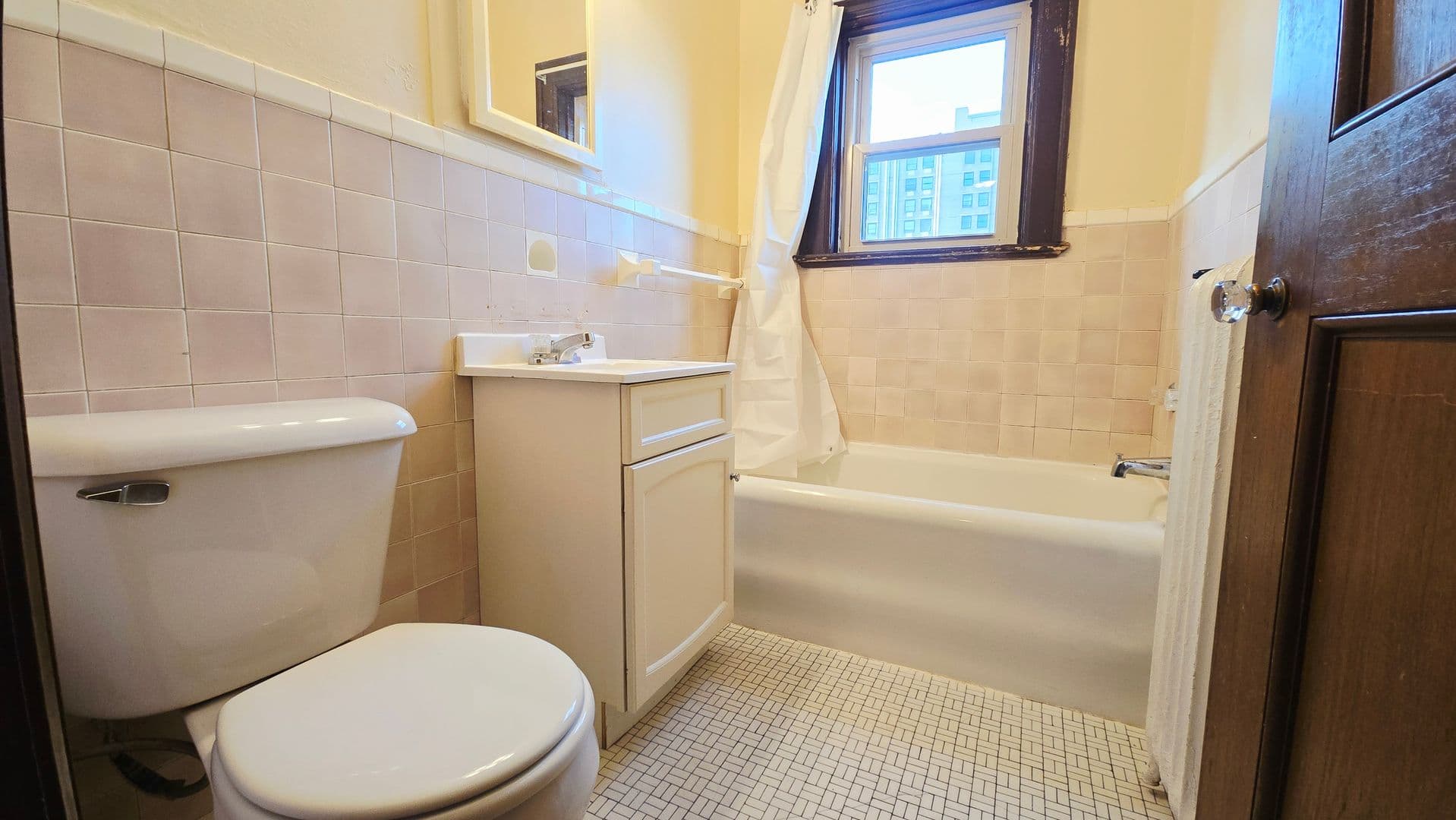 Rockford Apartment: 529 N Main St
