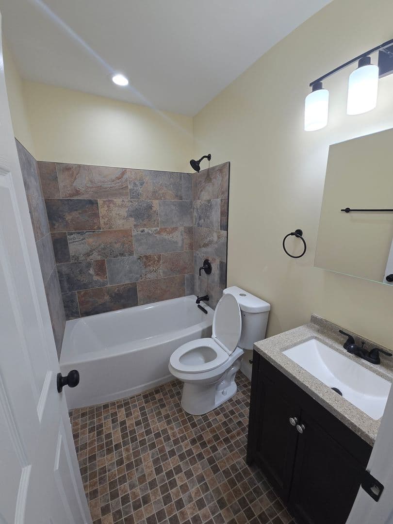 Rockford Apartment: 920 N Church St