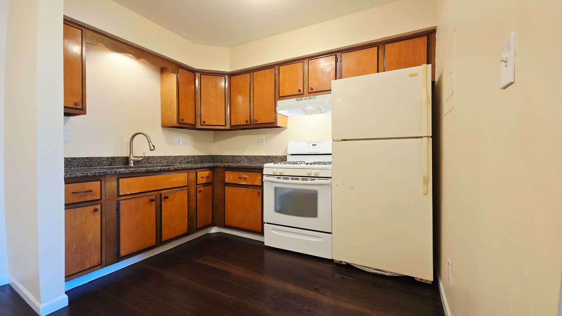 Rockford Apartment: 3627-3631 N Rockton Ave