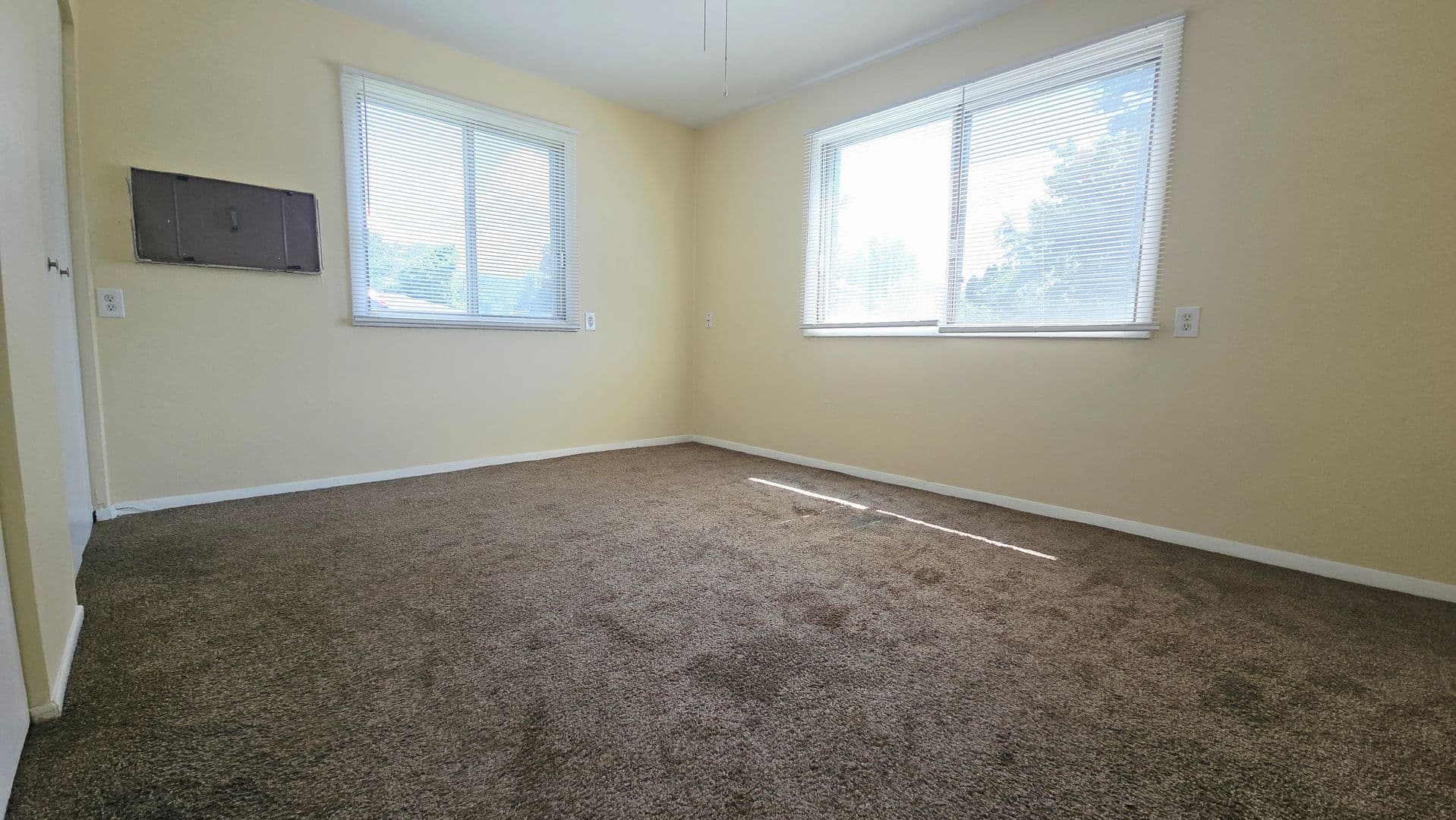 Rockford Apartment: 3627-3631 N Rockton Ave