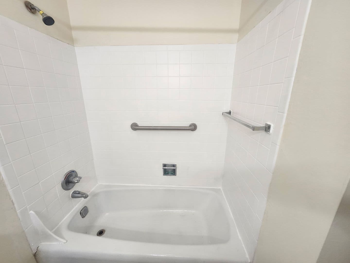 Rockford Apartment: 444 Gramercy Drive