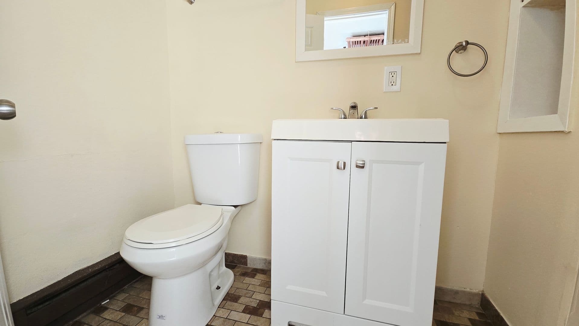 Rockford Apartment: 529 N Main St