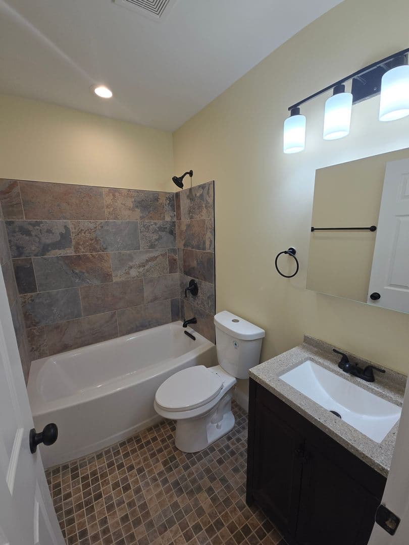 Rockford Apartment: 920 N Church St