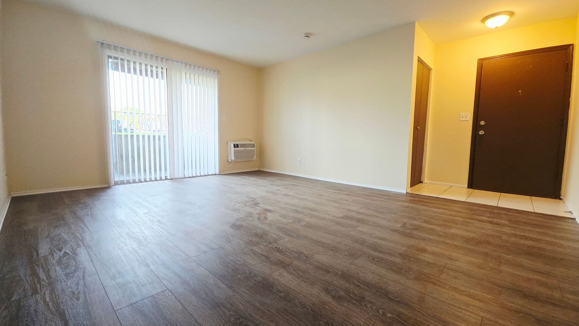 Rockford Apartment: 3627-3631 N Rockton Ave