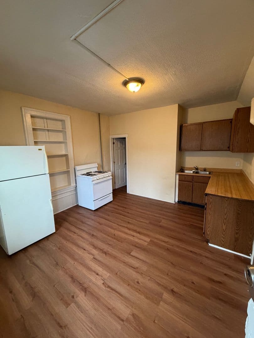 Rockford Apartment: 322-324 S 4th St