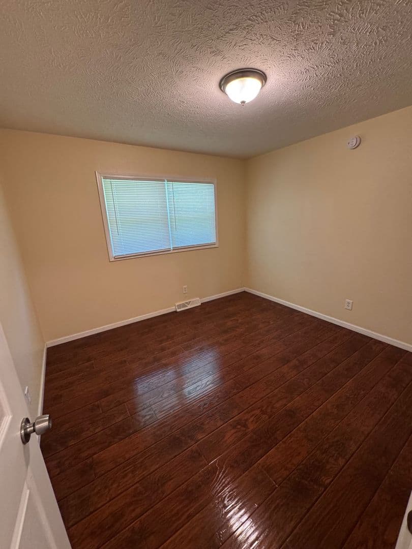 Rockford Apartment: 1707 School St