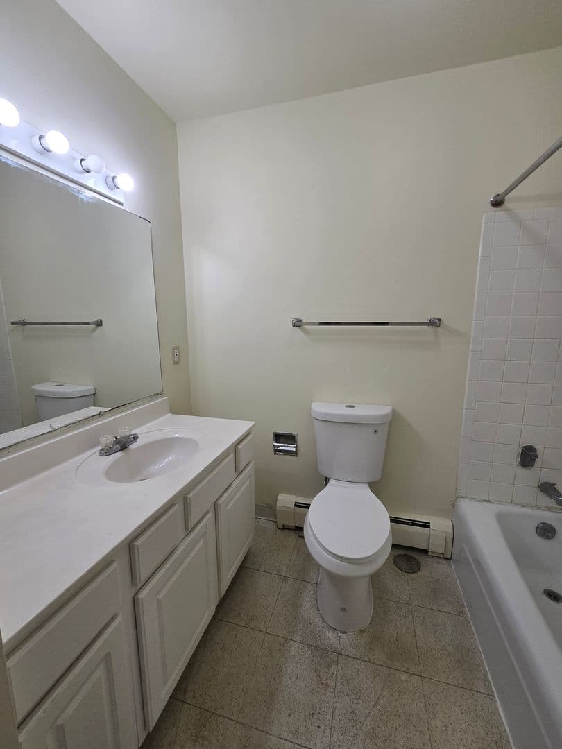 Rockford Apartment: 444 Gramercy Drive