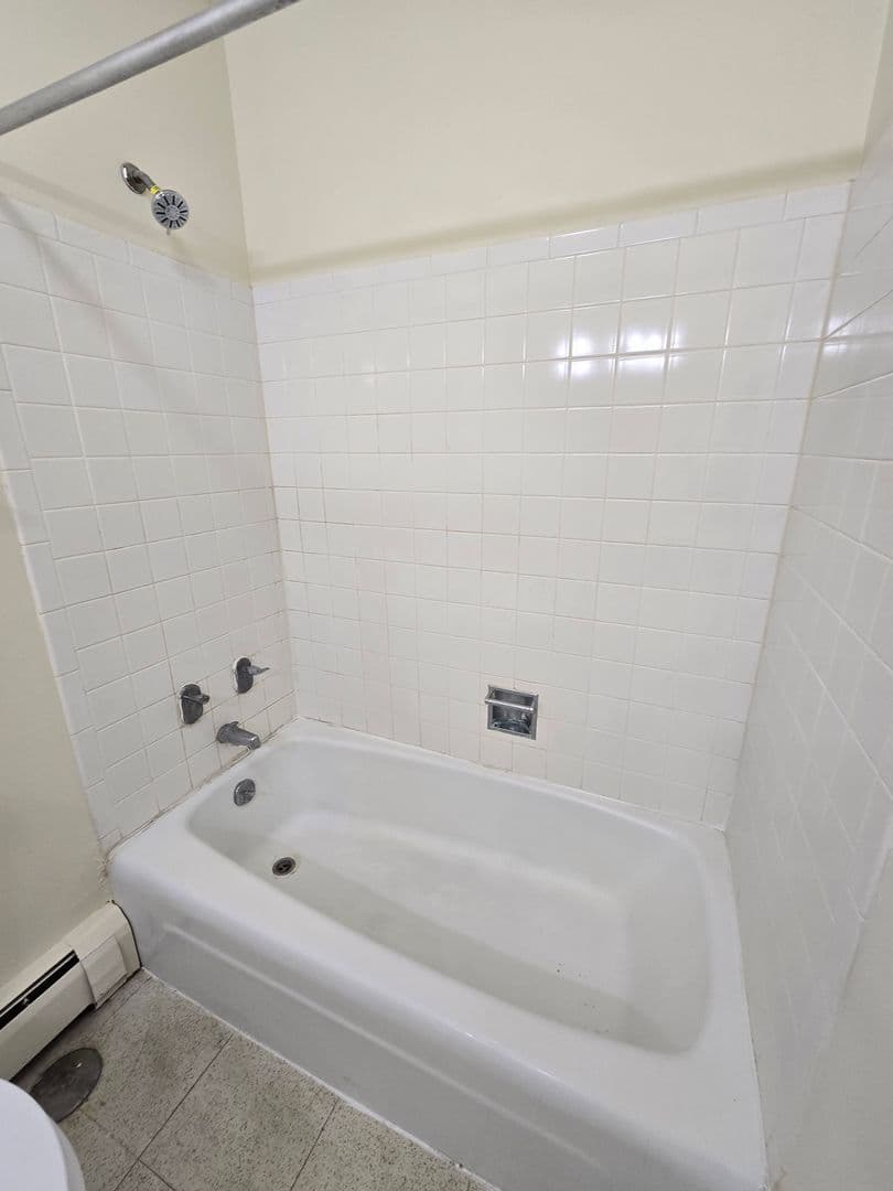 Rockford Apartment: 444 Gramercy Drive
