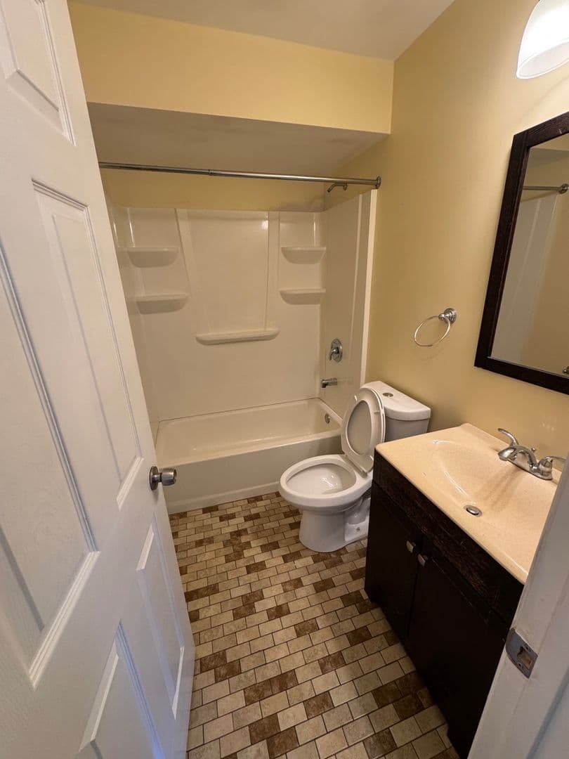 Rockford Apartment: 1707 School St