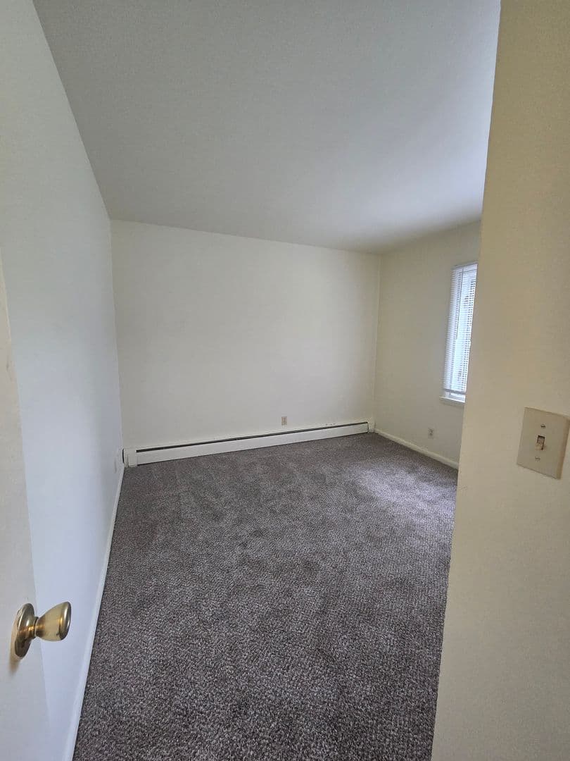 Rockford Apartment: 444 Gramercy Drive