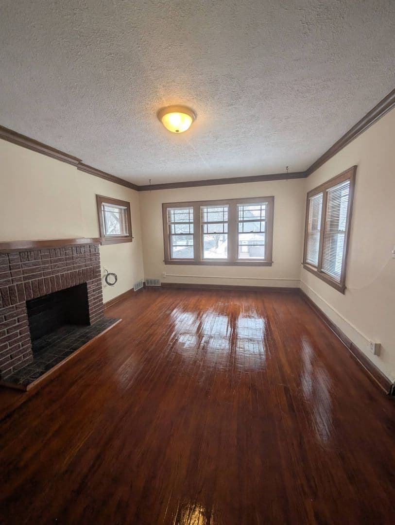 Rockford Apartment: 1303-05 Parmele St