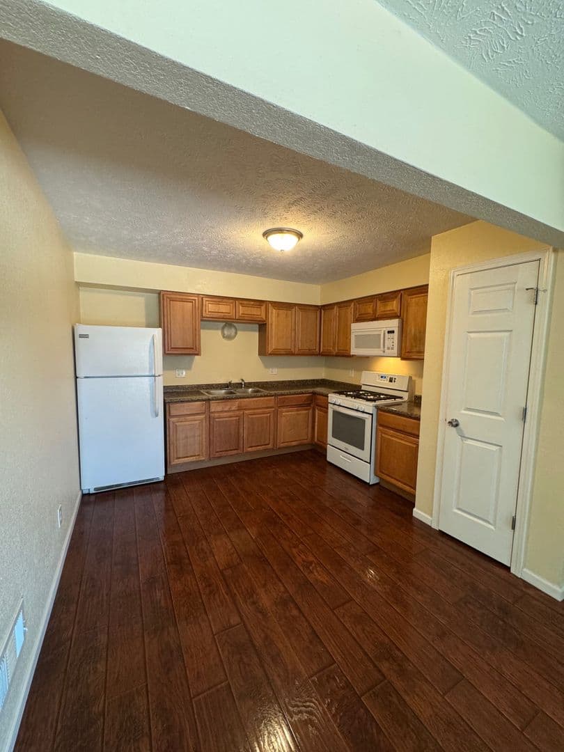 Rockford Apartment: 1707 School St