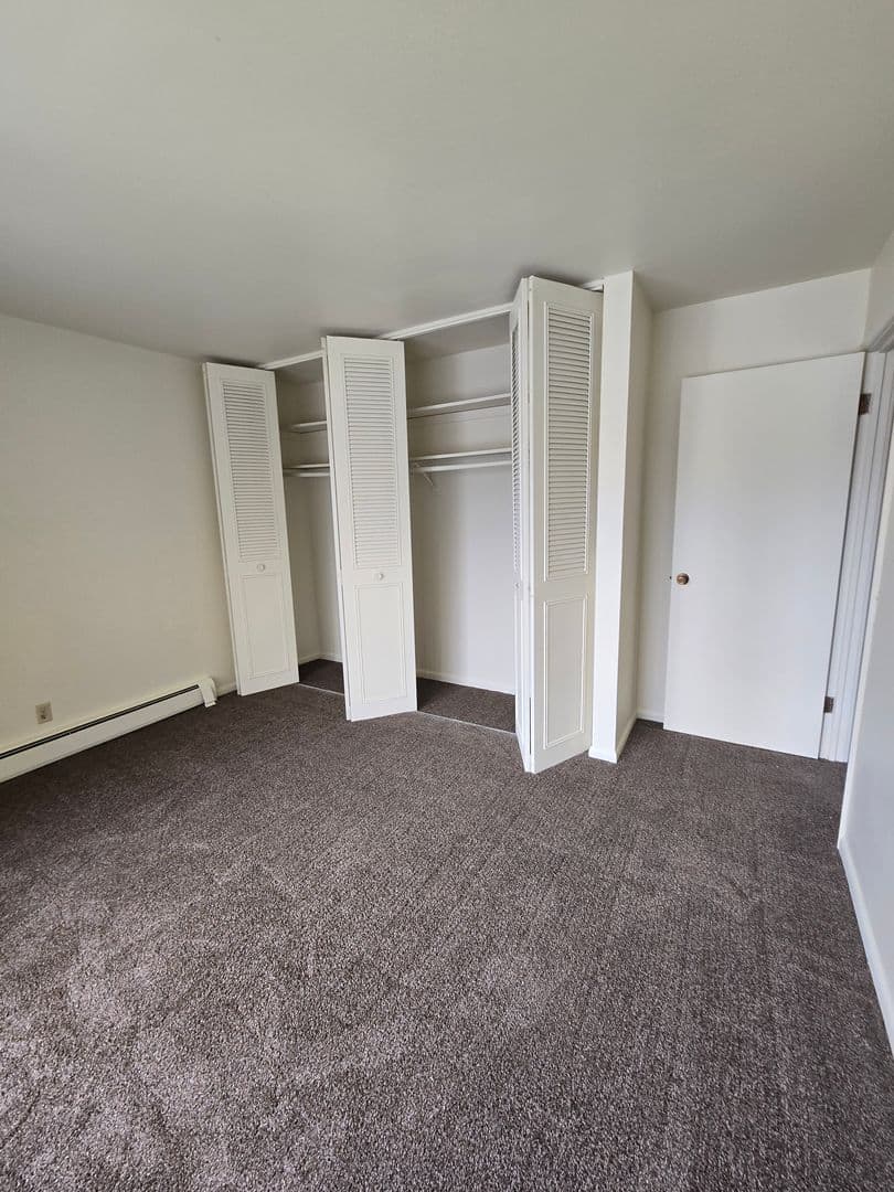 Rockford Apartment: 444 Gramercy Drive